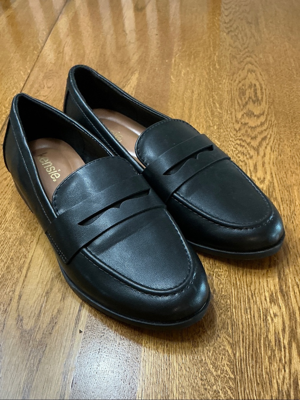 Woman’s Kensie black slip on loafer. Size 8. Like new! Manmade. Perfect for rain